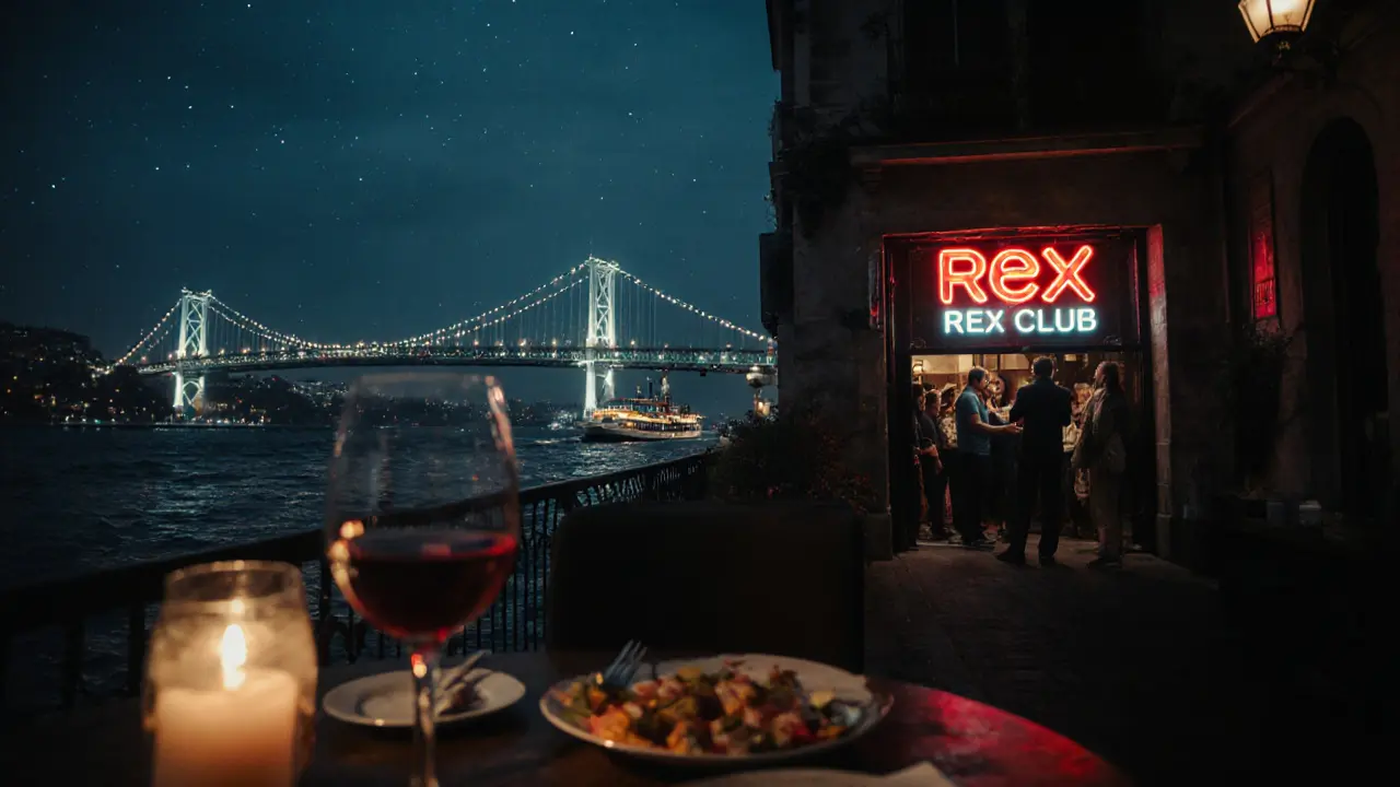 Scène nocturne avec bar à vin, entrée du Rex Club et ferry illuminé sous le pont.