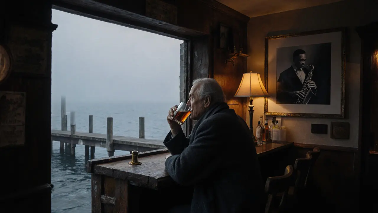 Bar discret au port à l’aube, un homme seul boit un whisky sous une lampe dorée, la mer en arrière-plan.