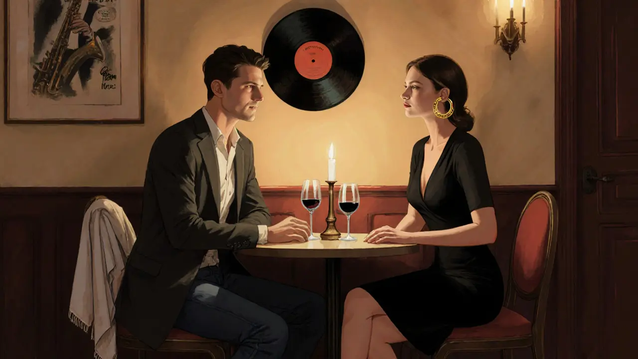 Couples assis dans un bar de jazz à Montmartre, vêtus avec élégance et sobriété, éclairés par des bougies et une atmosphère intime.