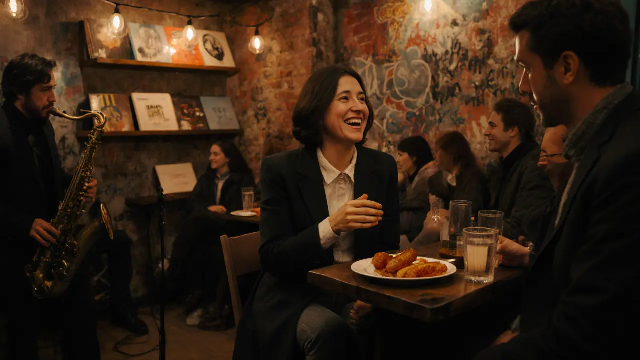 Deux personnes riant ensemble dans un sous-sol jazz de Neukölln, dégustant des currywurst sous des lumières douces.