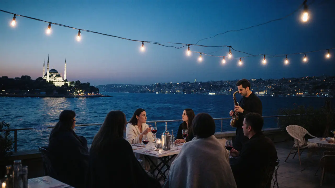 Terrasse de Yaz à Ortaköy au lever du jour, avec des gens silencieux, le Bosphore et une mosquée en arrière-plan.