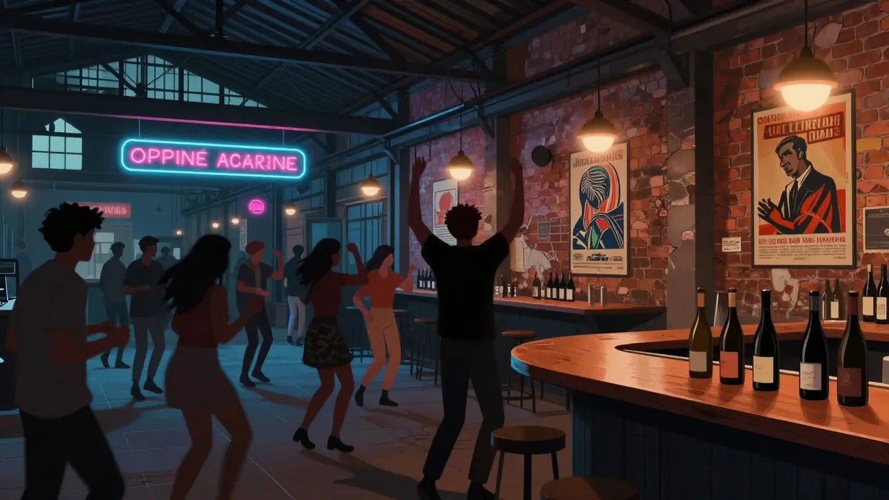 Club underground à Lambrate, une foule danse à la musique house lo-fi dans un ancien garage transformé.