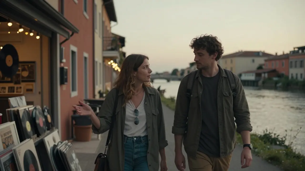 Deux personnes marchent le long du Naviglio Grande au coucher du soleil, découvrant des boutiques cachées.