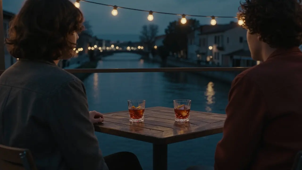 Deux personnes profitent d'une soirée tranquille sur un toit overlooking le Naviglio Grande.