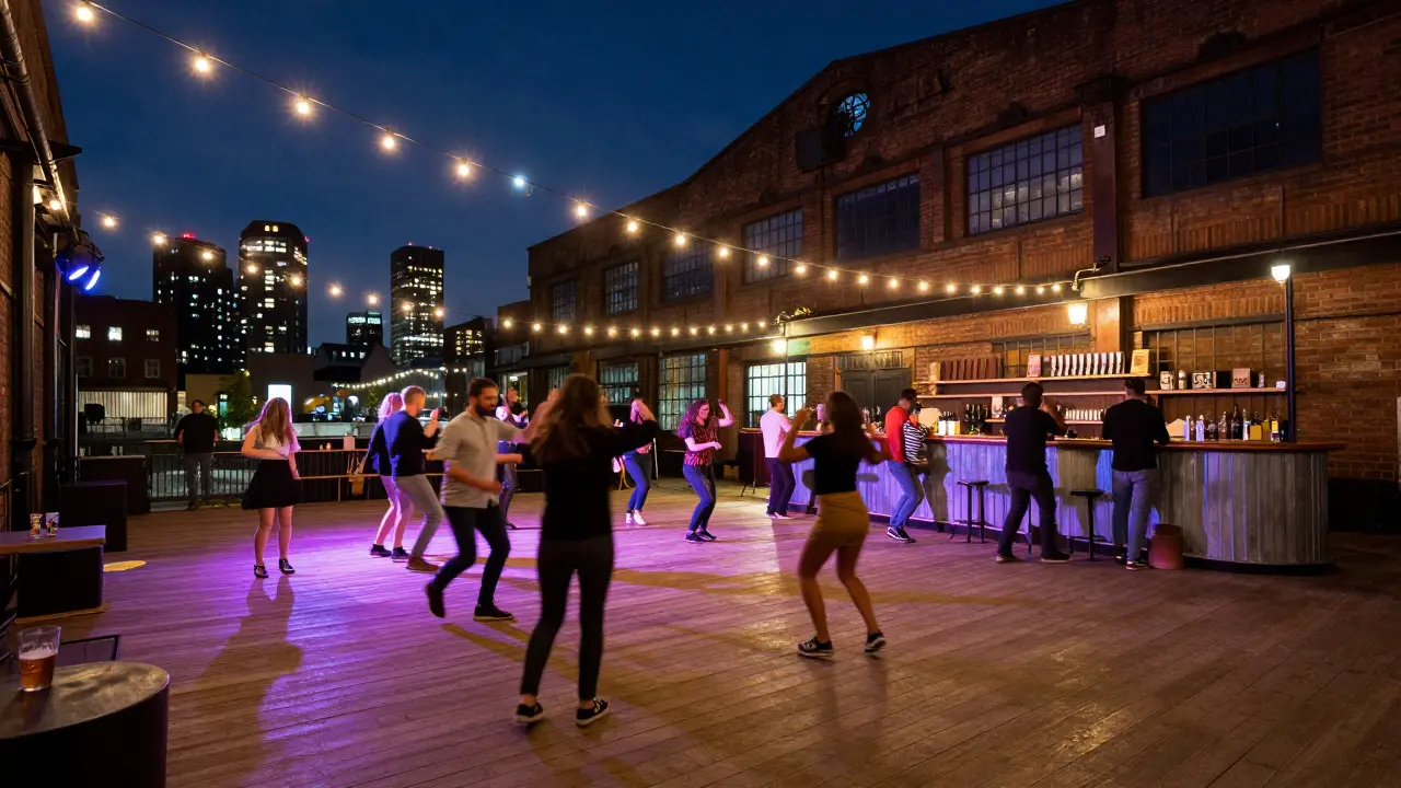 Salle de danse dans un entrepôt transformé à Peckham, gens qui dansent sous lumières colorées.