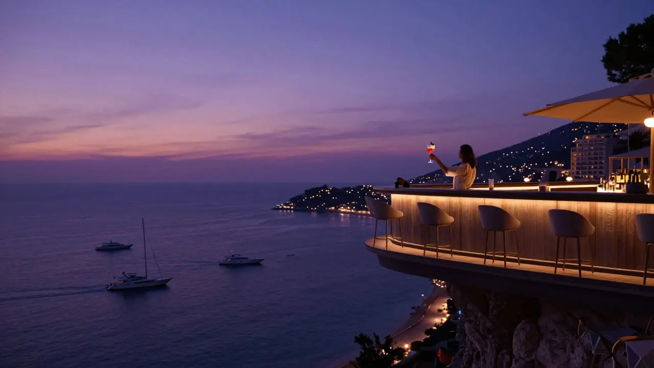 Sky Bar suspendu au-dessus de la Méditerranée, avec un couple en silhouettes et des lumières de la côte.