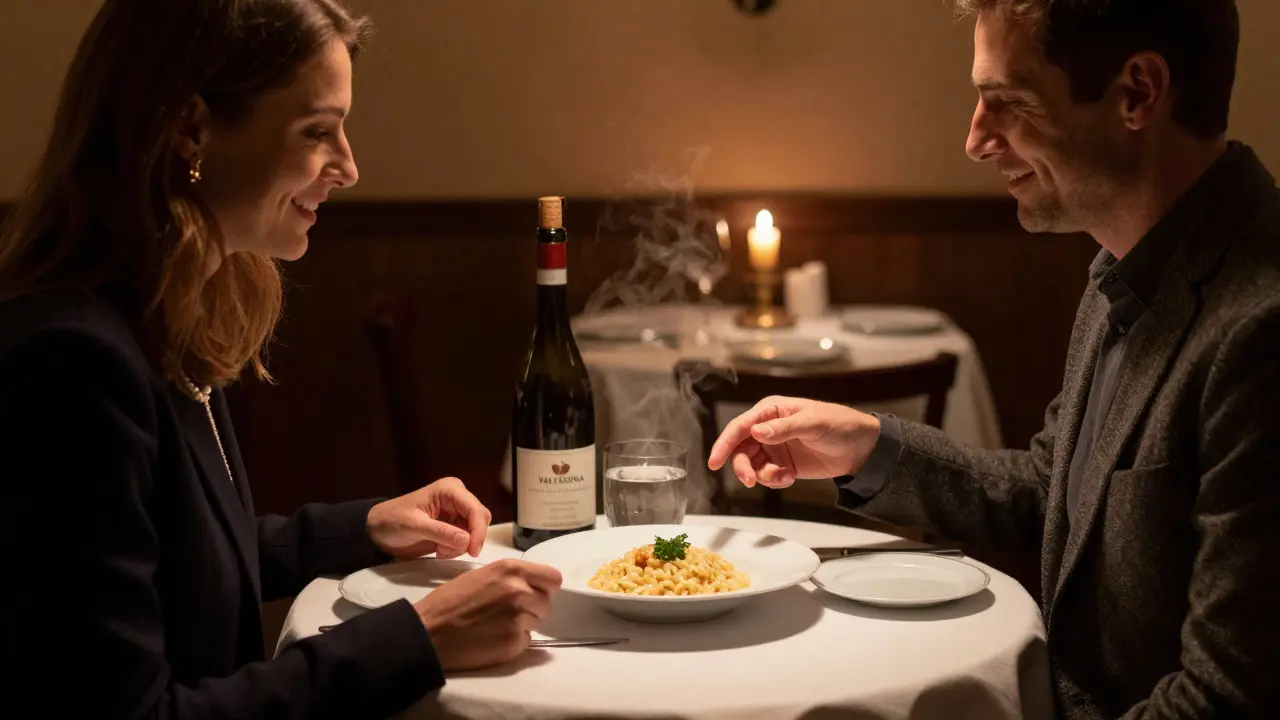 Un dîner raffiné à Navigli avec du risotto et un vin local, sous une lumière douce de bougies.