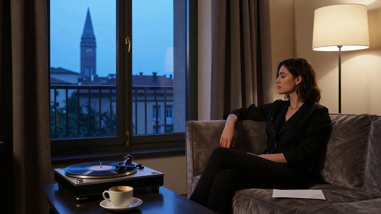 Une chambre d'hôtel luxueuse à Milan au crépuscule, avec un tourne-disque et vue sur la tour Velasca.