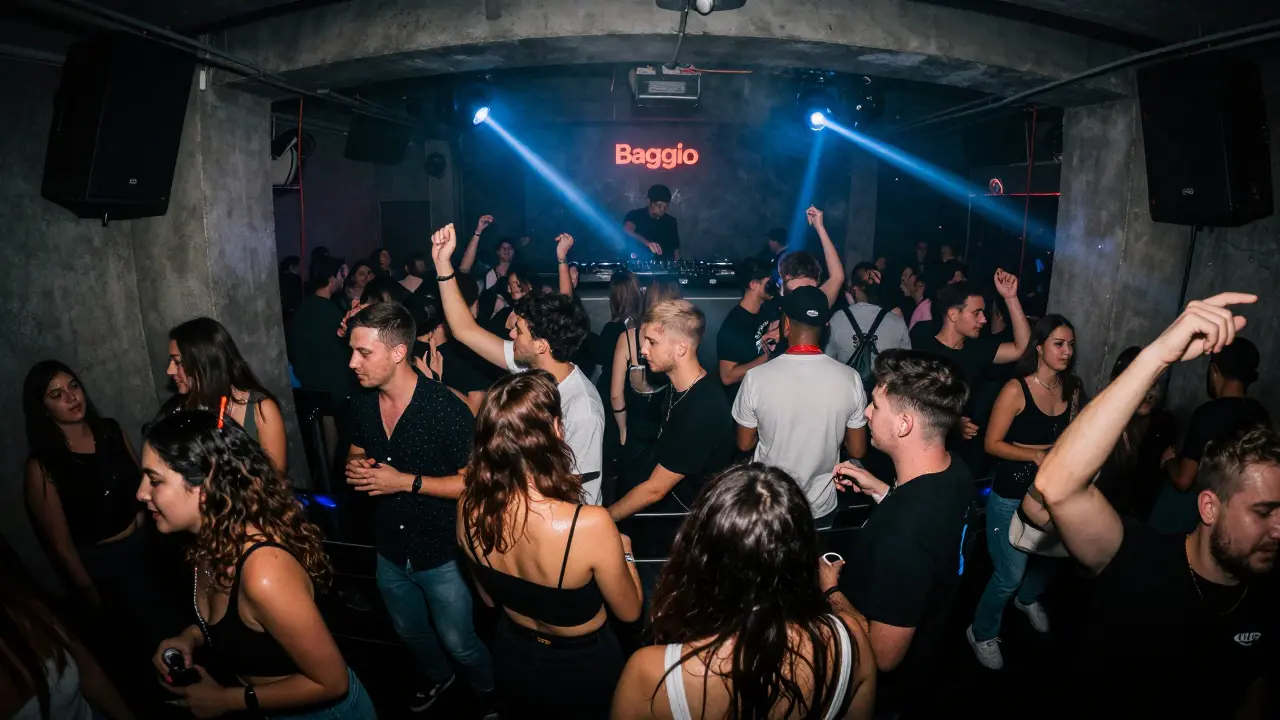 Club Levitation à Baggio : piste de danse bondée sous des lumières stroboscopiques, ambiance techno underground intense.