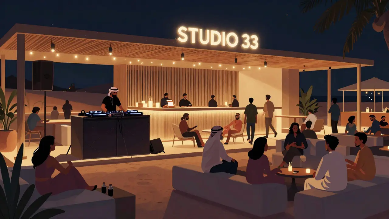 Lieutenant hybride à Yas Island avec DJ, clients détendus sur des canapés, musique douce et éclairage tamisé.