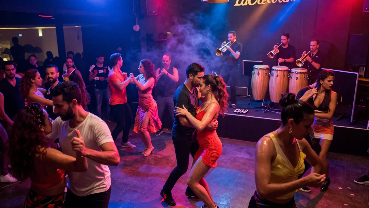 Piste de danse bondée sous des lumières vives, des danseurs en mouvement énergique au rythme d'une musique live latine.