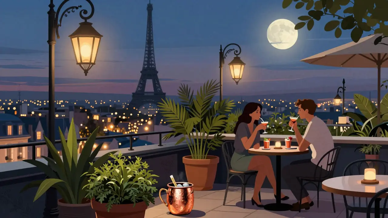 Une terrasse sur le toit avec des lanternes en fer forgé, des plantes et une vue sur la tour Montparnasse au crépuscule.