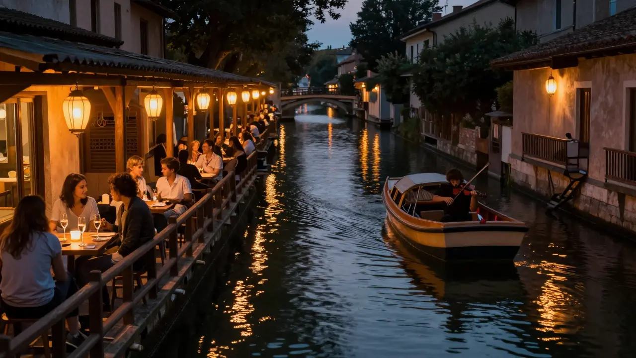 Canal Naviglio Grande le soir, avec des terrasses lumineuses et des reflets d'ampoules sur l'eau calme.