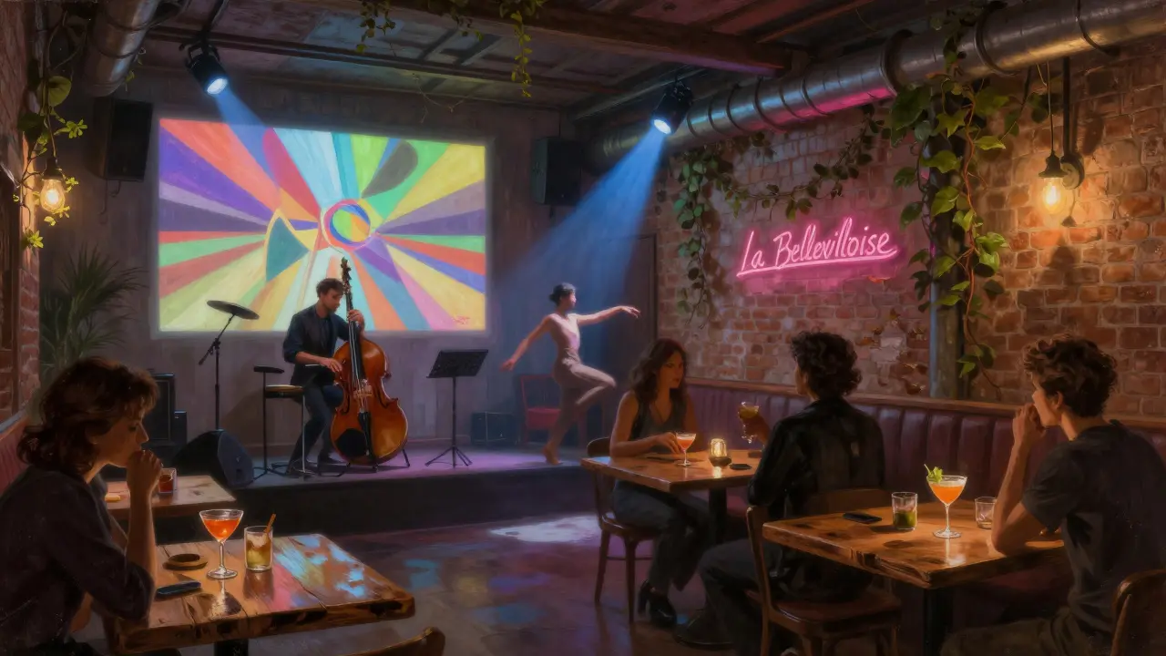 Espace culturel parisien moderne, musique live, projections vidéo, gens qui boivent et dansent.