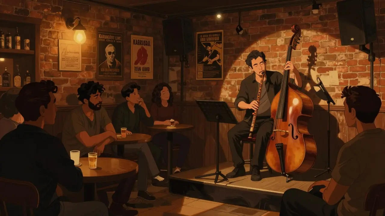 Musiciens jouant du ney et de la basse dans un bar intime de Karaköy sous une lumière chaude.
