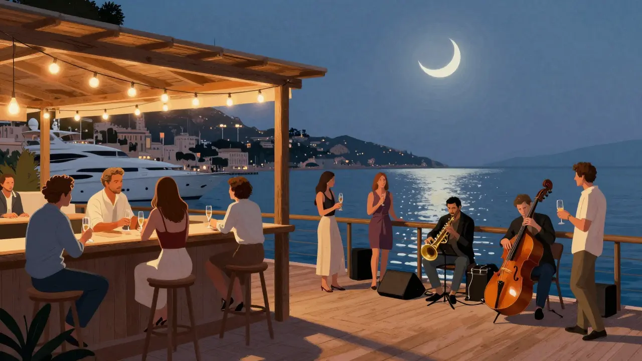 Soirée jazz au Yacht Club de Monaco, des convives profitant d'une vue sur la baie sous des lumières chaleureuses.