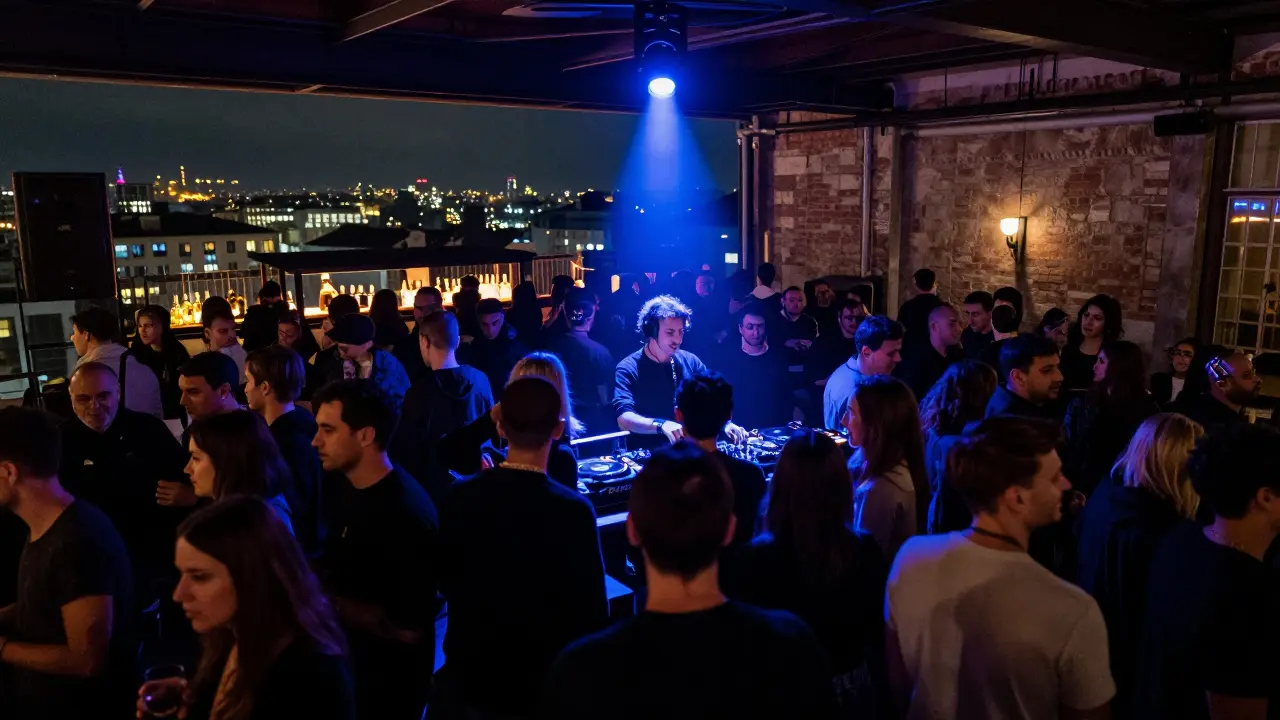 Un club underground dans un entrepôt rénové, avec une piste de danse illuminée et une vue sur le ciel de Milan depuis le toit.