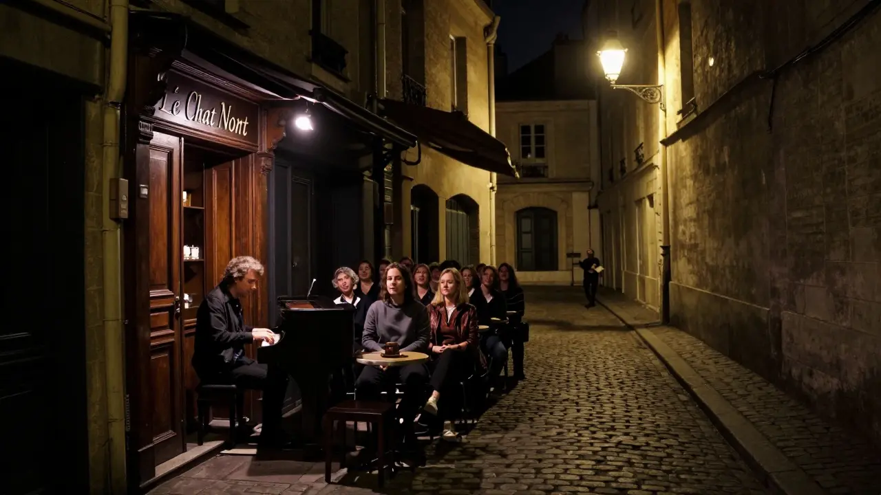 Un petit cabaret secret à Montmartre où un pianiste joue du Brel et quelques personnes chantent en chœur.