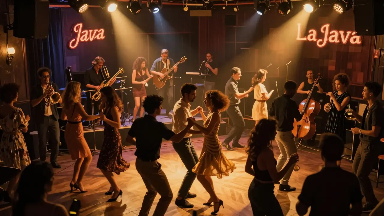Une foule danse dans un club parisien où un groupe joue du jazz live, sous une lumière dorée.